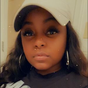 Meet your Posher, Joenaya